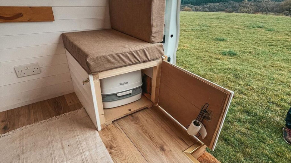 Tragbare Toiletten 11 Porta Potti stored in campervan TracyTheTransit 966x543 1