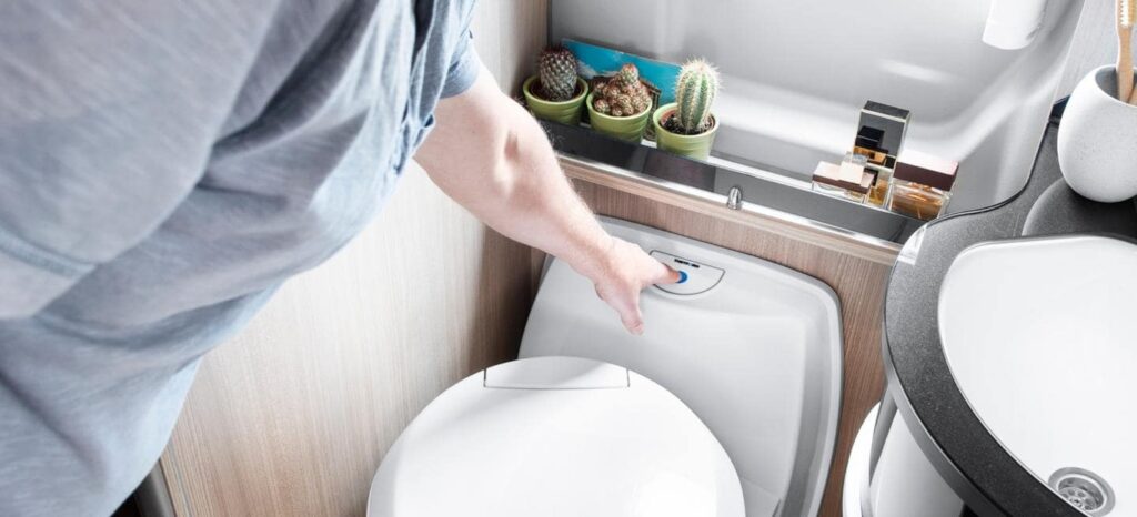 Badkamer 1 man pushing cassette toilet flush